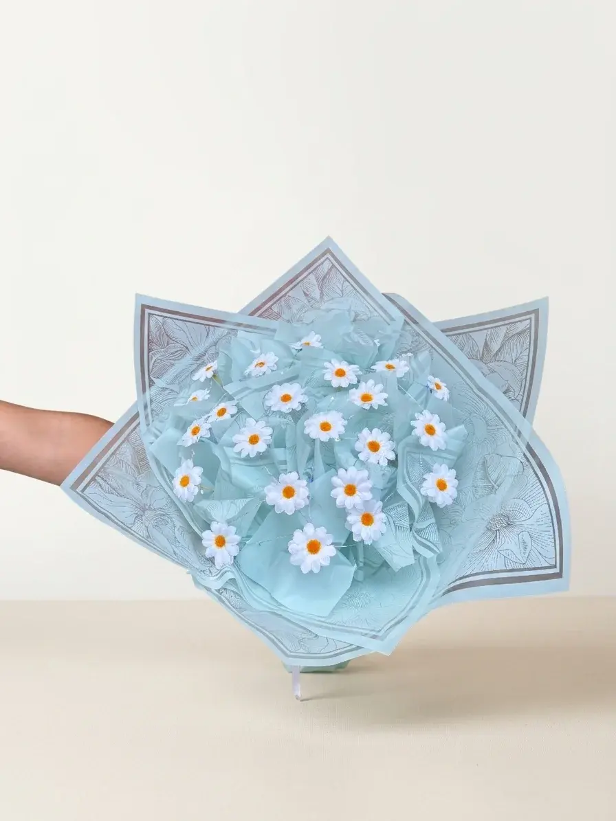 Mint yeşili desenli ambalaj içinde beyaz papatyalardan hazırlanmış, ince telli LED ışıklı geniş buket.